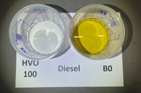 Comparison of HVO100 and B0 diesel: HVO (left) is not only completely transparent, but also almost odorless.