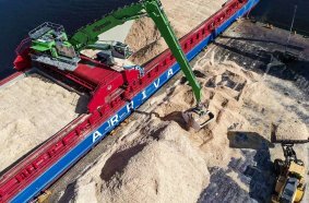 Thanks to a movable traverse, the SENNEBOGEN 875 E can move flexibly across both cargo holds to reach even areas which are difficult to access.