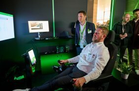 The new SENcon machine control system could be tested directly at the booth using a remote application. Visitors were able to move a material handler in Straubing.