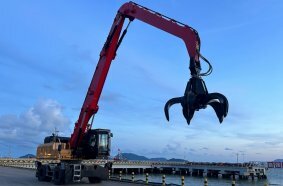 With an extended 17-meter loading equipment, the 40-ton material handler is ideal for heavy loading, lifting, and sorting tasks.