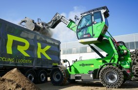 Compact on the move: The 360 G scores highly when loading in confined spaces.