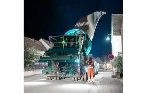 Between houses and streetlights – thanks to the BladeLifter’s lifting and tilting function, there is enough clearance even in narrow urban areas.