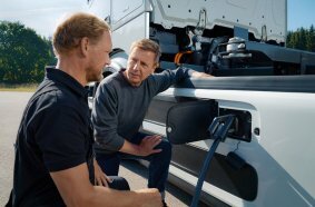 Daimler Truck bundles e-infrastructure and charging services in Europe under new TruckCharge brand