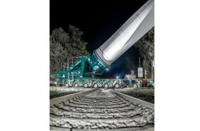 Over the tracks: With its raised rotor blade, the SCHEUERLE BladeLifter G4 safely crosses a railway line.