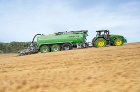 In combination with the Joskin axle drive, two axles of the slurry tanker are driven electrically and thus the weight of the tanker is utilised for traction