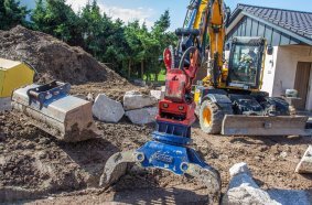 The contractor constantly switches between a CG 10 swivel ditching bucket and a CSG 100 demolition and sorting grab - both from Lehnhoff.