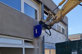 While renovating of a primary school building in Giessen, contracting company Leinweber used a large excavator and a KEMROC EX 60 HD surface milling attachment.