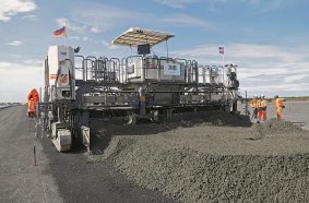 At Keflavik Air Base, the Wirtgen SP 62i delivered precise single-layer concrete paving with a width of 7.62 m (25 ft) and a thickness of between 41 cm (16 in) and 45 cm (18 in).