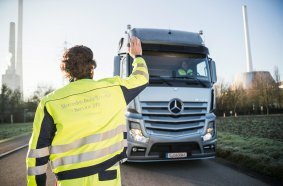 Connected from the very first second: Extensive service solutions and new digital services from Daimler Truck ensure even more efficient vehicle use