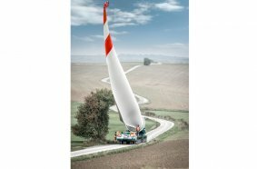 Safely through the curves: The team led by Björn Feddermann manoeuvres the rotor blade transport on its way to the Olsbrücken wind farm.
