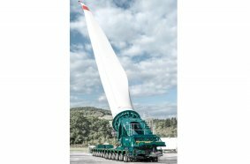 The SCHEUERLE BladeLifter G4 allows the hydraulic lifting and tilting of rotor blades by up to 60 degrees.
