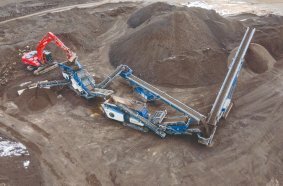 The Kleemann plant train here consists of a MOBISCREEN MSS 502 EVO scalper, a MOBIREX MR 100 NEO impact crusher and two MOBIBELT stackers.