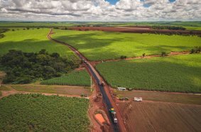 Machines and support from the Wirtgen Group: The Brazilian agricultural company Usina Alta Mogiana is paving its 60-kilometer network of roads leading to the sugarcane plantations.