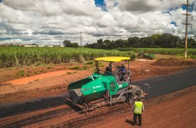 Instead of hiring a construction company, the Brazilian agricultural business invested, among other things, in its own model SUPER 1400 Vögele paver.
