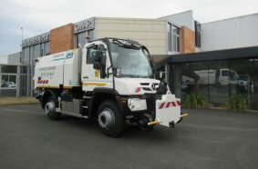 CMAR equips the Unimog for rail and groove cleaning on the urban rail network