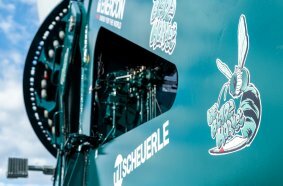 ENERCON gave its new SCHEUERLE BladeLifter a personal emblem – the Blade Hornet. The distinctive de-sign symbolizes strength, precision, and team spirit.