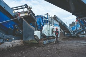 Crusher operator Thomas Guggenmoser particularly likes the handling of the Kleemann machine and the Lock & Turn quick access function.