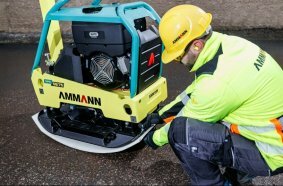 The larger APR 58/75 is heavier. It can handle cohesive soils, gravel and, with the optional paving mat, paving stones.