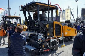 Versatile all-rounder for asphalt paving: The ABG 6820 road paver impresses with high paving quality even at low asphalt temperatures.