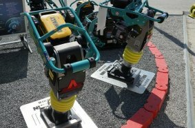 One device – two drive concepts: The electric rammer eATR 68 is now also available with the newly developed DeWalt drive without a clutch.