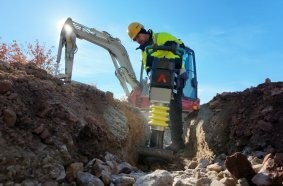 This mobile, powerful premium‑class ATR 59 rammer shows its full potential in confined areas such as trenches.