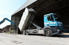  RS21 Hooklift in action on the Knepper site 