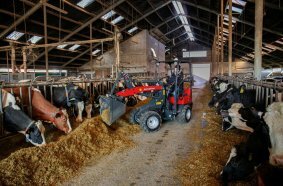 The new Schäffer 16e is a quiet and emission-free compact loader for working in barns and stalls.