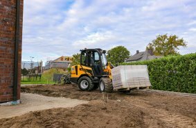 A highlight of the Schäffer Maschinenfabrik stand at bauma 2025: The compact wheel loader 2430-2 is ideal for cost-effective operation in the horticulture and landscaping sector.
