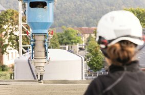 Arbeiterin überwacht Druckprozess