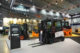 Bobcat B30X-7 Plus Hydrogen LogiMAT stand
