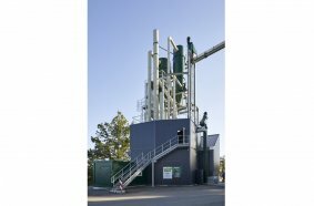 By switching to wood dust, the plant operator has ensured virtually carbon-neutral production for the asphalt while also cutting costs by 20%.