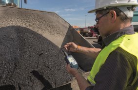 Reduced-temperature asphalt offers a high potential for saving energy and CO2: The key contribution comes from the production, i.e. from a Benninghoven asphalt mixing plant with the appropriate technology.
