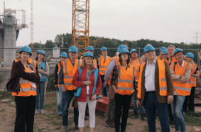 Trade journalists during the NordBau 2025 trade press tour, organized in cooperation with LECTURA, represented by Iva Thiel. At the construction site of the Rader High Bridge, they received first-hand insights from project managers about progress and challenges.