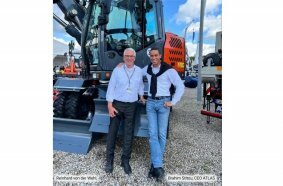 Brahim Stitou and Reinhard von der Wehl at NordBau in front of an ATLAS 135Wsr