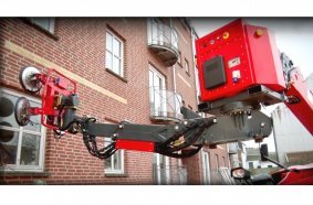 The telescopic arm can be extended by 400 mm to position the window pane.