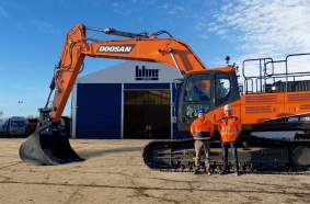 From left to right – Steve Edwards, Blue Central Aftersales Manager and Sean McGeary, Blue Central Sales Director <br> Image source: Doosan Infracore Europe