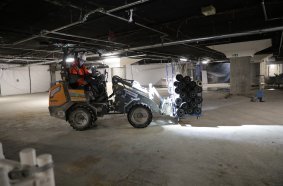Because of its compact measures the G2200E X-TRA is the ideal machine to work underground. <br> Image source: TOBROCO-GIANT
