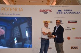 Carlos Campos (left) receiving the T7X Potencia award on behalf of of Doosan Bobcat