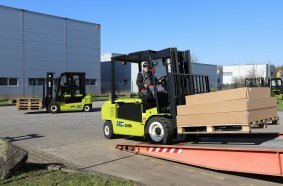 Clark offers operators a powerful and environmentally friendly alternative to IC engine-powered forklifts in both the 48 V and 80 V electric segments with load capacities from 1.6 to 5 t