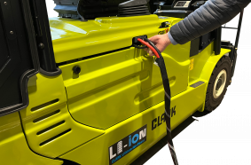 The 80 V charger only requires a power connection (CEE 16 A plug) and fully recharges the battery in just 3.5 hours