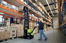 The Clark SWX16 high-lift truck with a load capacity of 1.6 t and Li-Ion battery is suitable for the transport and storage of goods over short distances in industry, trade and distribution.