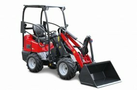 The new Schäffer 16e is a quiet and emission-free compact loader for working in barns and stalls.