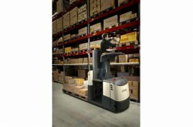 Crown’s GPC Series now offers a new platform lift and travel option that makes horizontal movement during second-level order picking significantly more efficient.