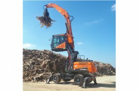 DEVELON DX250WMH Material handler