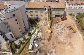 Abriss von historischem Fabrikgebäude mit Doosan-Abbruchbagger