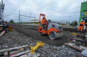 Following the mechanical surfacing stage of the points construction, the HD 10 C VV compacted the ballast to homogenise it further.