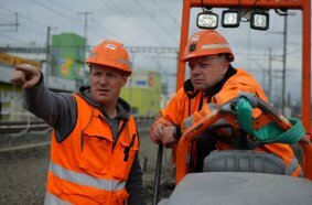 Foreman Jürgen Franzen and operator René Neujahr from the Rhomberg Sersa Rail Group discuss the individual work steps.