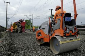 For railway construction works to upgrade the points in Aarau, Switzerland, the Hamm HD 10C VV tandem roller was deployed to complete the ballast works.