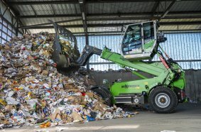 The shovel can be used to transport and load a large amount of paper waste.
