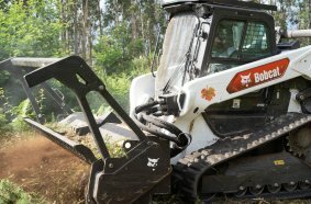 Bobcat T86 Compact Track Loader Revolutionizes Deforestation at Bodegas Marqués de Vizhoja Vineyard in Spain